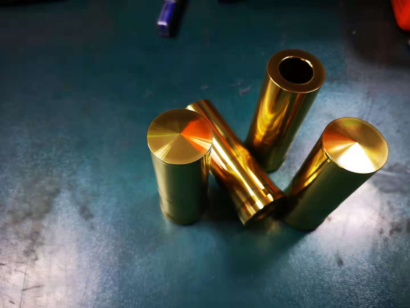 Titanium plating is a surface treatment process that coats titanium or titanium alloy materials on the surface of another material to improve its surface performance and durability.